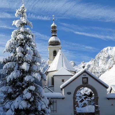 Winter im Ort Ramsau